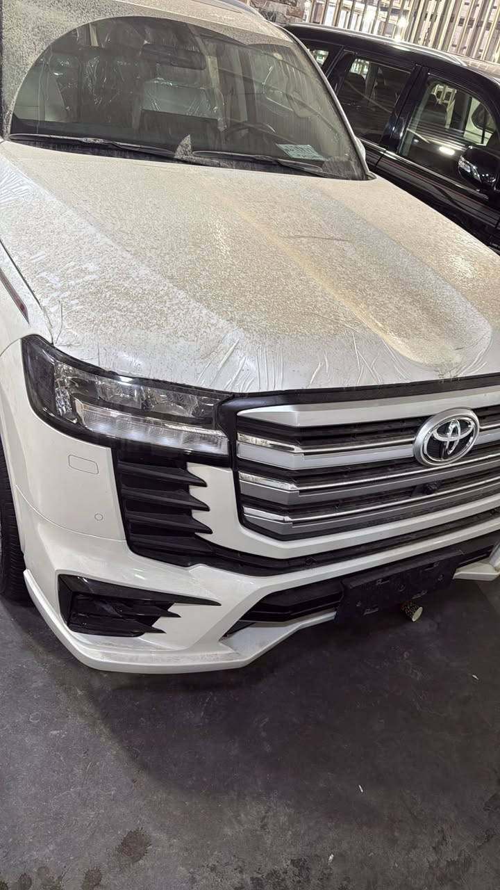 السلام عليكم
لاندكروز GXR Limied شركات 
موديل ٢٠٢٥ كلين تايتل 
ابيض 
جلد تبريد كشنات 
جام اوتو 
كراسي كهرباء 
فتحة سقف 
باب صندوك كهرباء 
رقم بغداد 
عداد 200 كيلو زيرو السيارة 

بغداد السيدية ***********
