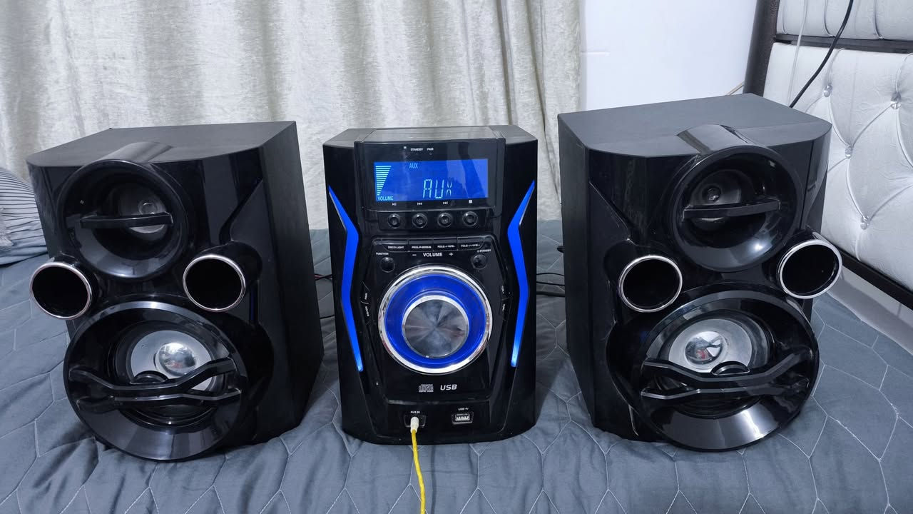 ( سماعات + مضخم ) 
     نضيفات كلش يشتغلن قرص + بلوتوث + اوكس + فلاش (السعر 80 الف)
 العنوان كربلاء 
رقم ***********
