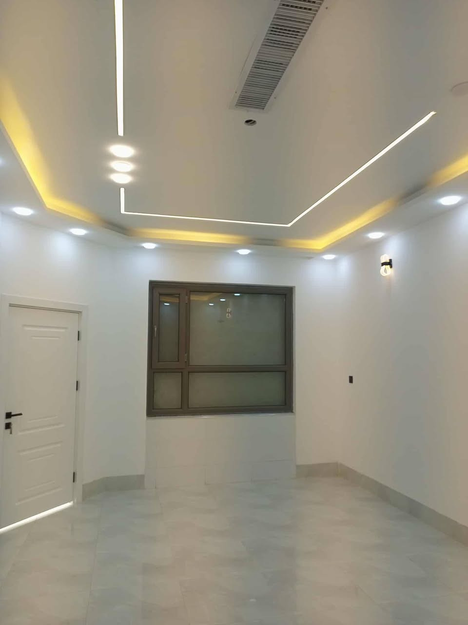 سلام عليكم بيت للبيع في خانقين  مساحه ٢٠٠م حي العمال خلف بازاري الوند البيت يتكون من غرفتين نوم هول استقبال مطبخ حار بارد البيت كله مغربي نظام دكت بناء حديت تواليت داخلي او خارجي بي تواليت غربي مطلوب اسكان 42مليون ينزل من السعر سعر البيت 135بي مجال اتصال على رقم *********** /***********بي واتساب
