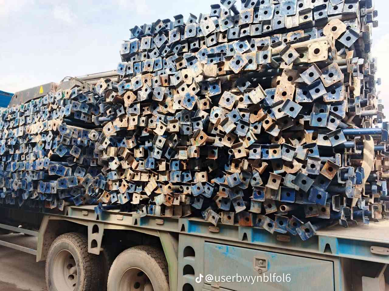 مكتب المدار لبيع وشراء وتأجير كافة انواع الجكات من1متر الى6 متر والسكلات والفخات العاديه والفخات الرباعيه دنك قوالب الصب جميع القياسات بولطات توصيل جميع المحافظات الإتصال على الرقم  ***********
