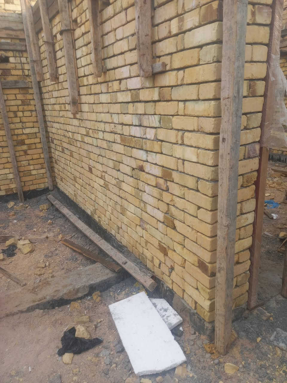 سلام عليكم خلفة بناء طابوق وبلوك متفرغ حاليا اخذ مقطوعة تسليم بيت هيكل عمل وجميع انواع الترميم ***********
