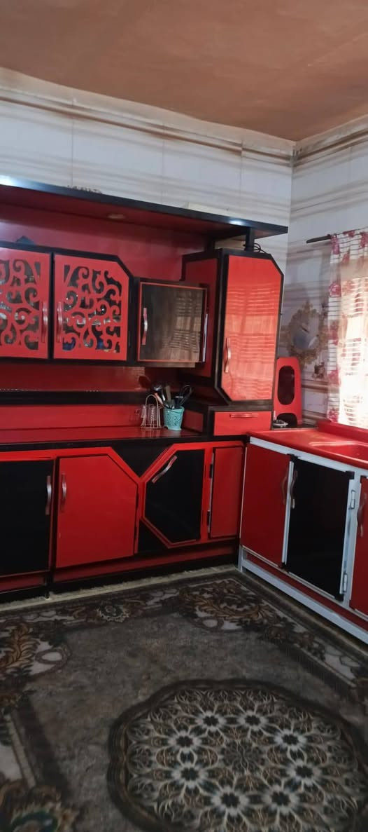 موقع حي الصدر 2 قرب جامع الامام الحسين
المساحه 200متر طابو صرف 
يتكون 
مدخل براني هول 
صاله مطبخ 
غرف عدد3 ثنين ارضيات وحده طابق ثاني 
للاستفسار ***********
السعر 125وبي مجال
