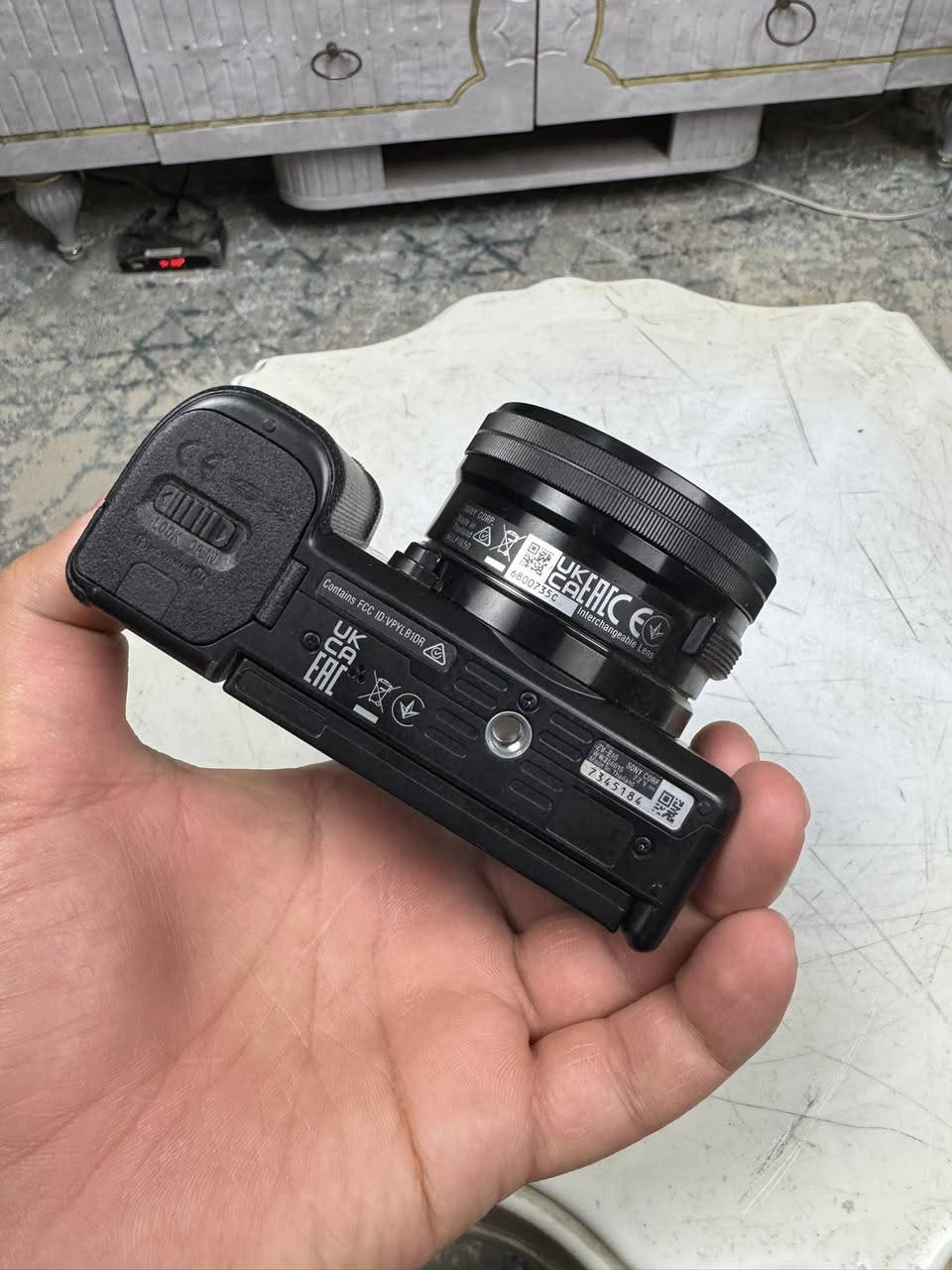 📸 للبيع كاميرا Sony ZV-E10
حالة ممتازة جداً – استخدام خفيف جداً – نظيفة 100%

إذا تريد تبدأ يوتيوب / صناعة محتوى / تصوير احترافي فهاي الباقة جاهزة مباشرة بدون ما تشتري شي إضافي 👇

✨ المواصفات:
 • تصوير 4K احترافي
 • فوكس خرافي مع تتبع الوجه والعين
 • شاشة جانبية متحركة للفلوكات
 • أداء قوي بالإضاءة الضعيفة
 • مدخل مايك احترافي

🎁 الملحقات:

✅ رام 128GB
✅ قاري رامات
✅ الشاحن الأصلي
✅ الكارتون كامل
✅ 🎤 مايك HOLLYLAND (نسخة أولى – متحدث واحد) هدية مع الكاميرا

الكاميرا نظيفة جداً وما بيها أي ملاحظة
جاهزة تشتغل فوراً بدون أي مصاريف إضافية

📍الموقع: (بغداد)
💰السعر: (٩٥٠ وبيها مجال)
📩 التواصل خاص


**إذا كنت صاحب هذا الإعلان وتريد حذفه لأي سبب، رجاءا أرسل رسالة إلى الدعم الفني**