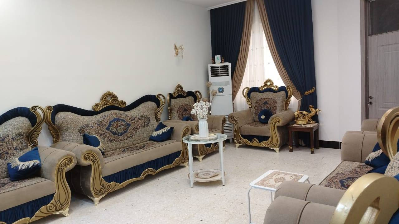 دار للبيع المساحة ٢٠٠ متر بناء طابوق ٥ غرف نوم واستقبال ومطبخ وصالة الموقع الكاطون قرب مكتب بيروت للاتصال على رقم ***********
