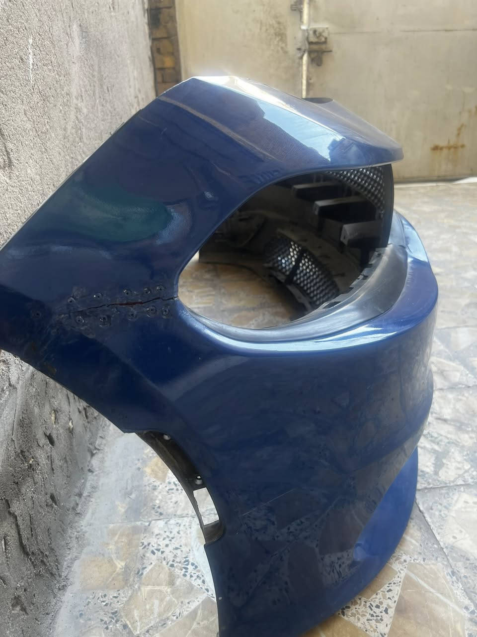 الـسلام عليكم دعاميه جارجـر SRT اصليه مو تجاري كامله مع البروجكترات وشبابيك بيها تصليح بسيطات من الداخل عنواني العمارة سعرها 100 كامله وبيها مجال هـ***********
