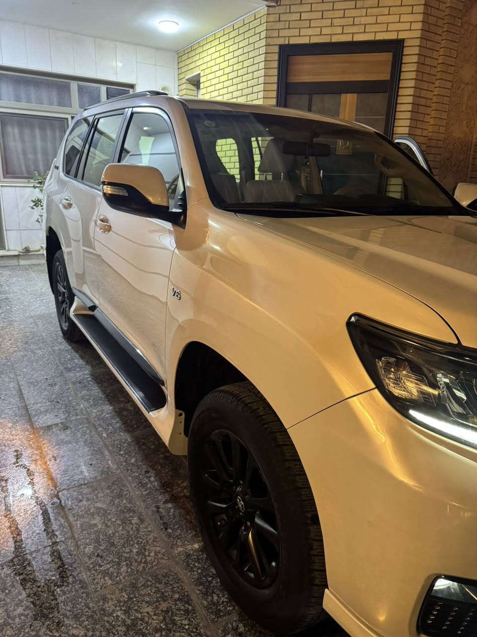 برادو ساز VX مدنايت موديل ٢٠٢١ للبيع ، السيارة نظيفة جداً ماشية ٧٤ الف كيلو فوول مواصفات بصمة وفتحة وشاحن تلفون و كراسي تدفئة وتبريد وكهرباء وجلد و ٧ راكب و ٣ قطع تبريد وتبريد منفصل وشاشة وكاميرا وحساسات ومري كهرباء وزنون وتحكم ستيرن دبل تانكي محرك ٤٠٠٠ و ٦ سلندر سيارة كاملة من كلشي بيها جاملغ امامي ايمن مبدل بلادي نفس اللون فقط وباقي السيارة مكفولة من الصبغ والبارد السعر ٤٣٢ وبيها مجال مكانها بغداد للاتصال ***********
