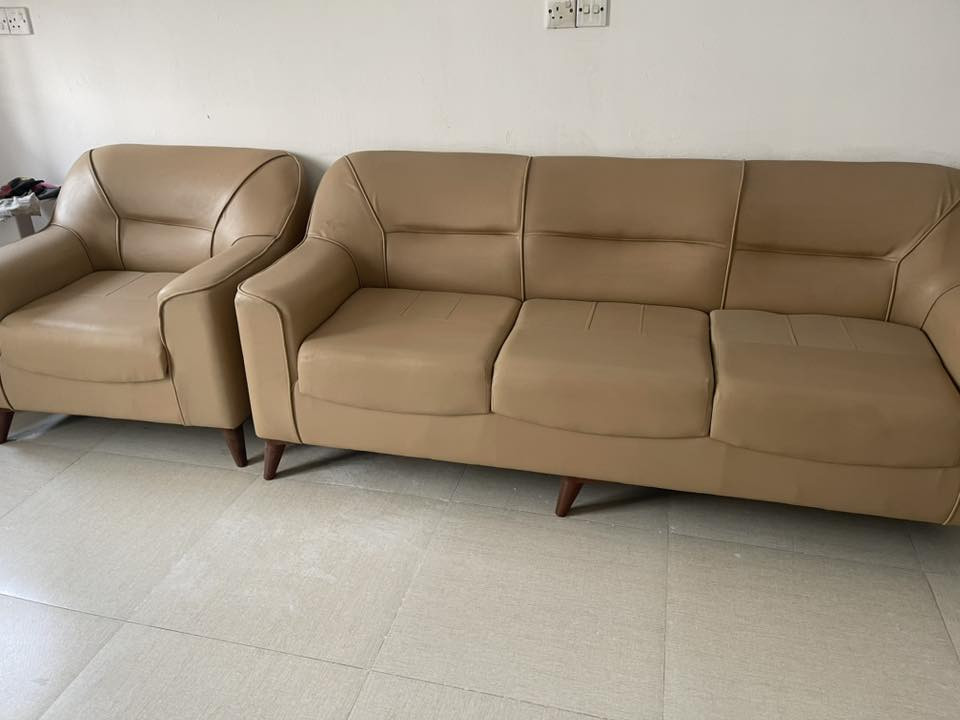 سلام عليكم تخم جديد غير مستخدم جلد لون كريمي تخم كلش مرتب للتواصل *********** موجود واتس ورصيد وماسنجر
