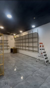 رفوف. عدد 33 لوحه. كل لوحه مترين و40 سم  ابيع شلع   كاملات هنه وسكك وش...