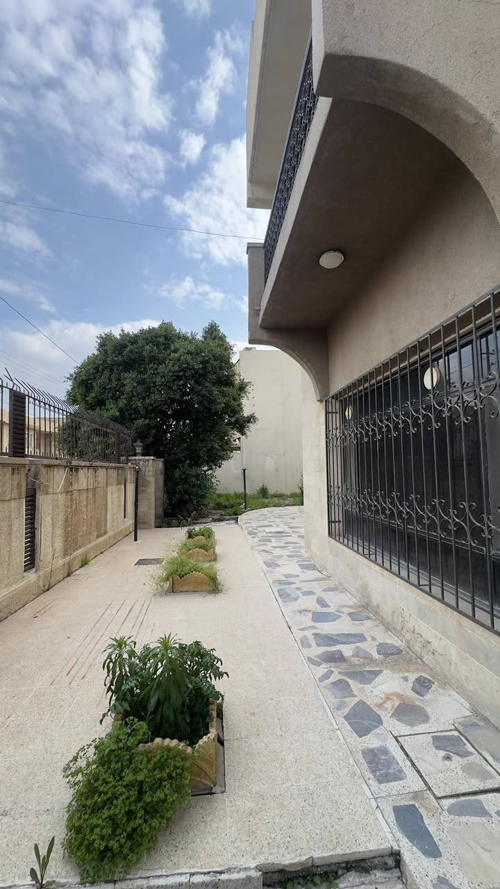 دار مميز للايجار في حي النور قرب سايدين مسجد عائشة 
مساحة الدار 600 متر 
يحتوي على كراج كبير وحديقة وعلى طابقين بمجموع ٨ غرف مع سويت وصالات مفتوحة واستقبال ومطبخ وصحيات

للاستفسار اكثر الاتصال بمكتب صفوان السنجاري 
او الاتصال على الارقام التالية 
***********
***********
