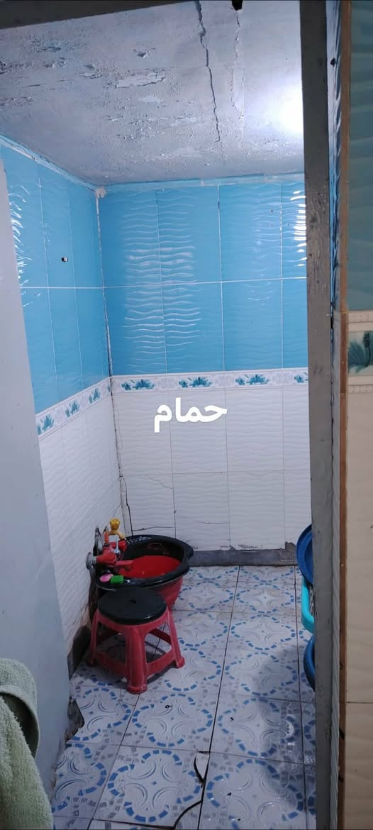 السلام عليكم بيت مساحته 250 بناء جديد منطقه ابو خستاوي
طابقين 
طابق الارضي يحتوي على غرفتين وهول واستقبال وصحيات خارجيه وحمام داخلي 
طابق ثاني يحتوي على غرفتين غرفه بيها صحيات
ومطبخ صغير

يوجد برج نت مجاني مع مولد شارع 6امبيرات مجاني
الاستفساار ع ارقام
***********
***********
