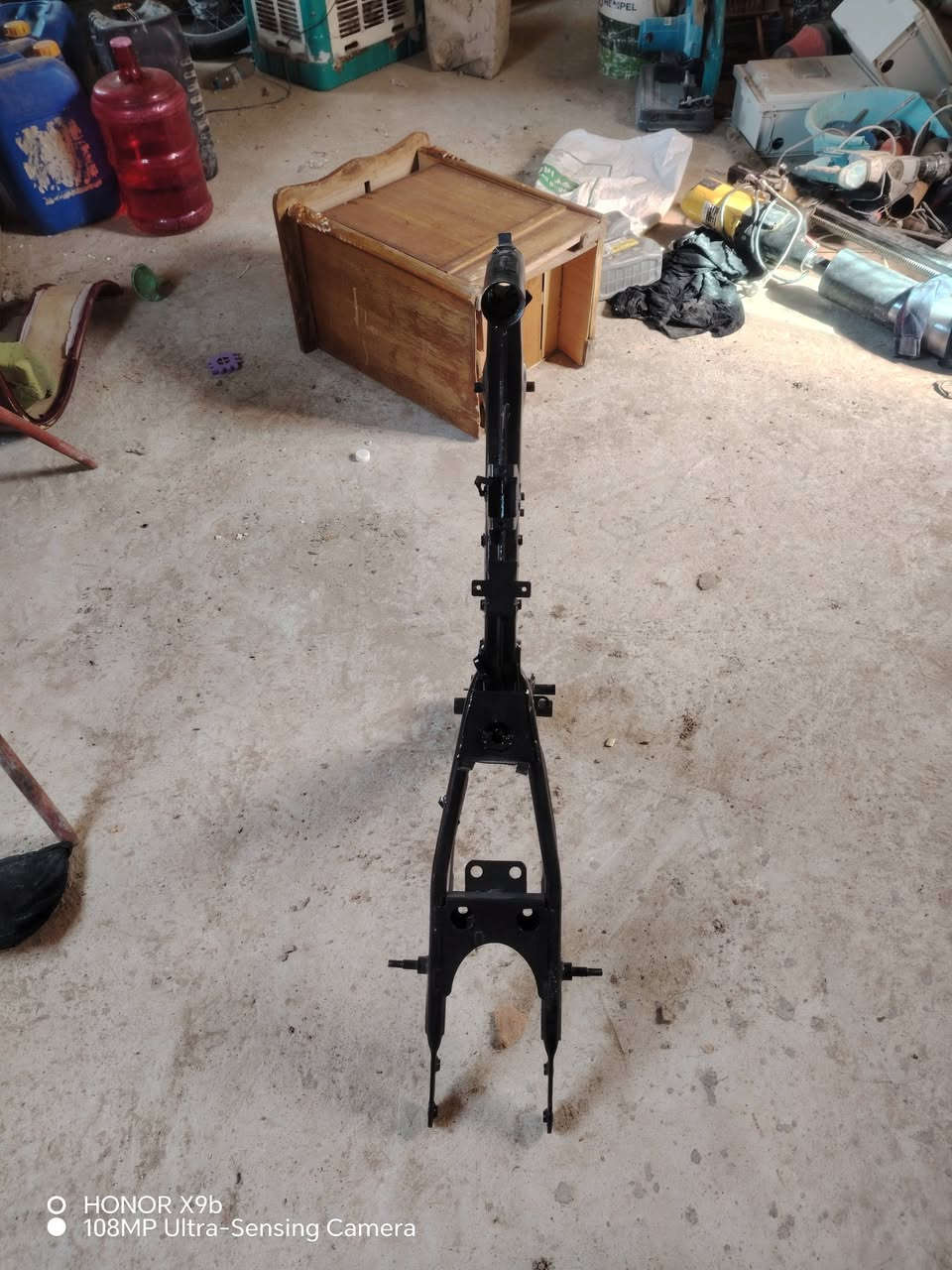 سلام عليكم
شاصي البيع مديل 18ارشة 
اوراق اصولي مصبوق وكامل 
المكان واسط مركز المدينة 
السعر 300وبي مجال 
الرقم ***********
