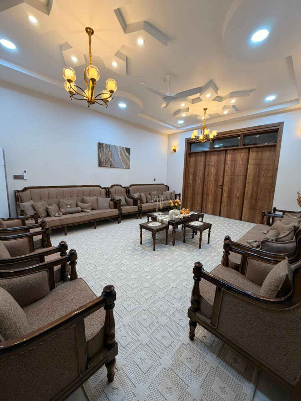 السلام عليكم
للبيع
دار طابو زراعي. بناء حديث
المساحه. ٢٠٠ م
طابقين. ٤ غرف نوم و صاله ومطبخ وكليدور و٣ مجمعات صحيه وكراج
حي الصحه. قرب شارع الكورنيش التجاري
للاستفسار. ***********.. ***********
عقارات عين الأسد
حي الصحه. شارع الكورنيش. قرب المسبح الأولمبي
ابو فاطمه الكلابي
