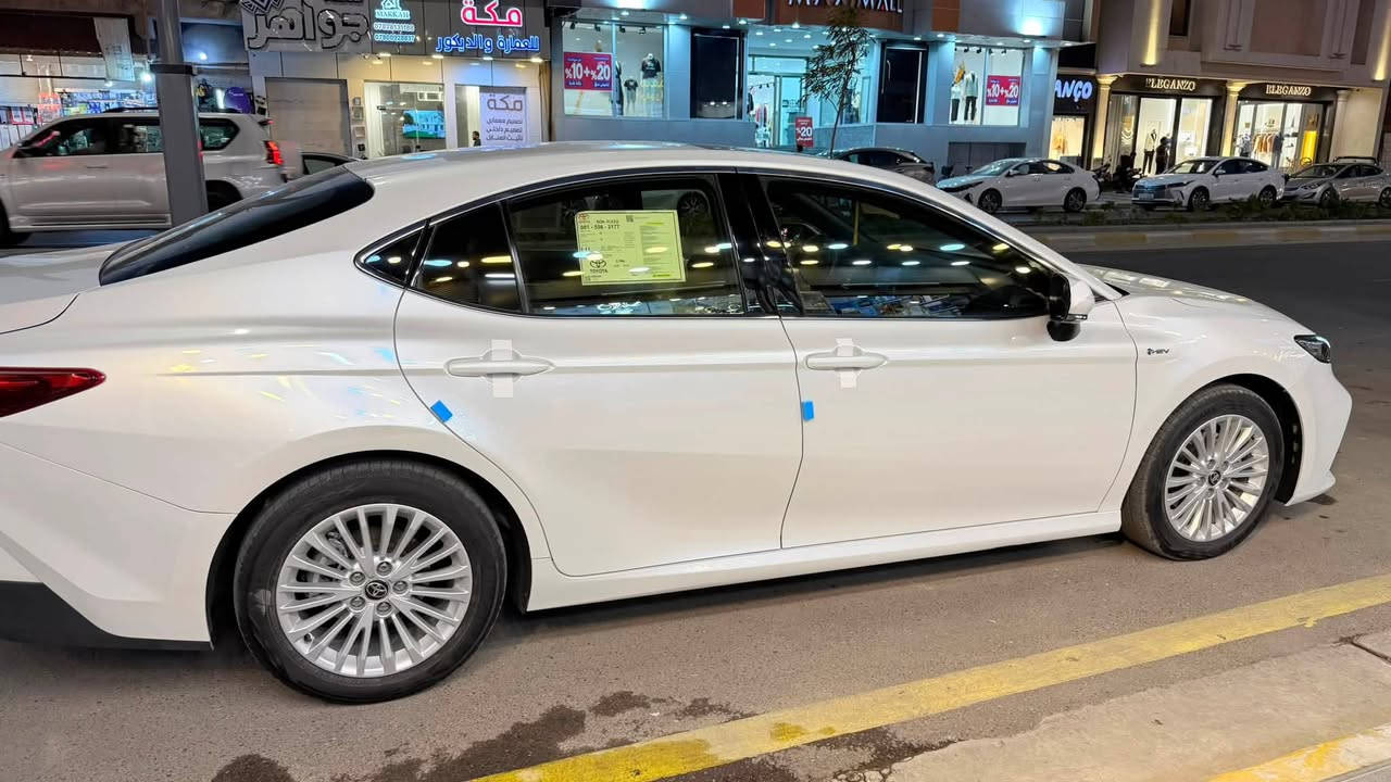السلام عليكم 
كامري هايبرد عبداللطيف موديل 2025
رقم بغداد
كفاله عامه
ماشيه 18 الف 
السياره بحاله الشركه 
فول مواصفات 
برده 
فتحه
كرسي كهرباء 
الويل الجبير
السعر 267 وبيه مجال 
مكاني رمادي
***********

