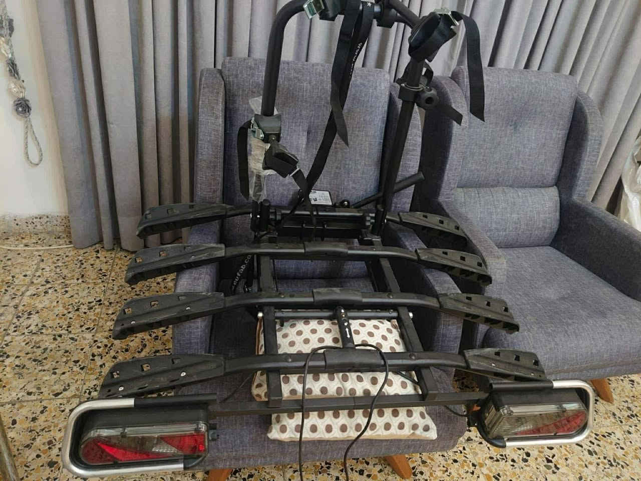 متوفر حامل دراجات هوائية
استيراد من تركيا 

يحمل 4 دراجات

بك لايت شغال ينربط بالسيارة 

يتحمل وزن 60 كيلو 

السعر 175 الف وبي مجال

ينربط بالهوك 

***********
