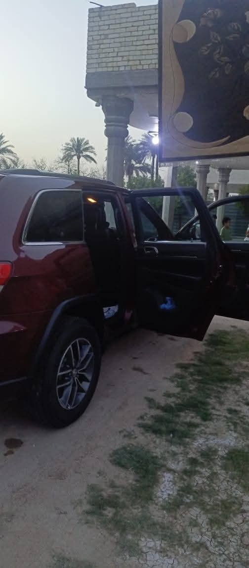 السلام عليكم جيب موديل 2018 حادثها فقط بنيد وبيها صبغ بالحافات مال الجاملغات الاماميه والباب  بي كلير من امريكا كير محرك حداديه كفاله  السعر ٢١٥ ‏‪***********‬‏
