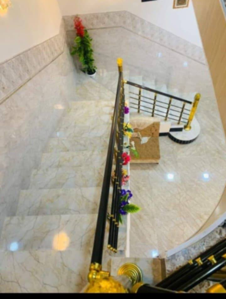 السلام عليكم بيت للبيع حي القادسية تأهيل طبي المساحه 150 متر الوجه 5 النزال 30 البيت طابقين 3غرف 3صحيات مقابل أسواق الجامعه لتواصل *********** البيت بأسمي التحويل مباشر شارع ألبيت 15 متر
