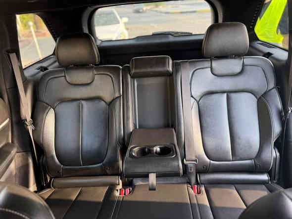 ‏  كلين تااااااااااايتل Jeep Grand cherokee 4xe
الموديل٢٠٢٤ 4x4 هايبرد
ماشية 27000 
الداخل لونين مطعم بصاج
إنارة داخلية LED 
5 راكب 
‎3 انضمة بنزين +هايبرد +كهرباء
#مواصفاتها
.  
.بصمه تشغيل عن بعد
.دمام خلفي
.كشنات جلد
.كشن السايق ميمري
.كشنات كهرباء
.صندوق كهرباء
.حساسات خلفيه 
. قطعتين تبريد 
.اشاير بالمري
.رادار امامي
.رادارات 360
خمسة وضعيات قياده
. بنوراما فتحتين
. كير ماوس
. نظام منحدرات
. هيترات بالكشنات 
.ويل كب كروم
.لايتات لد
.بكلايت لد
.كشافات
.بصمة ابواب
. نضام توقف ذاتي
فول مواصفات 1/1  بعد بيها مواصفات
صور الحادث على الخاص
السعر 34000 وبيها مجال بسيط
للاستفسار اكثر الاتصال على الرقم
***********
