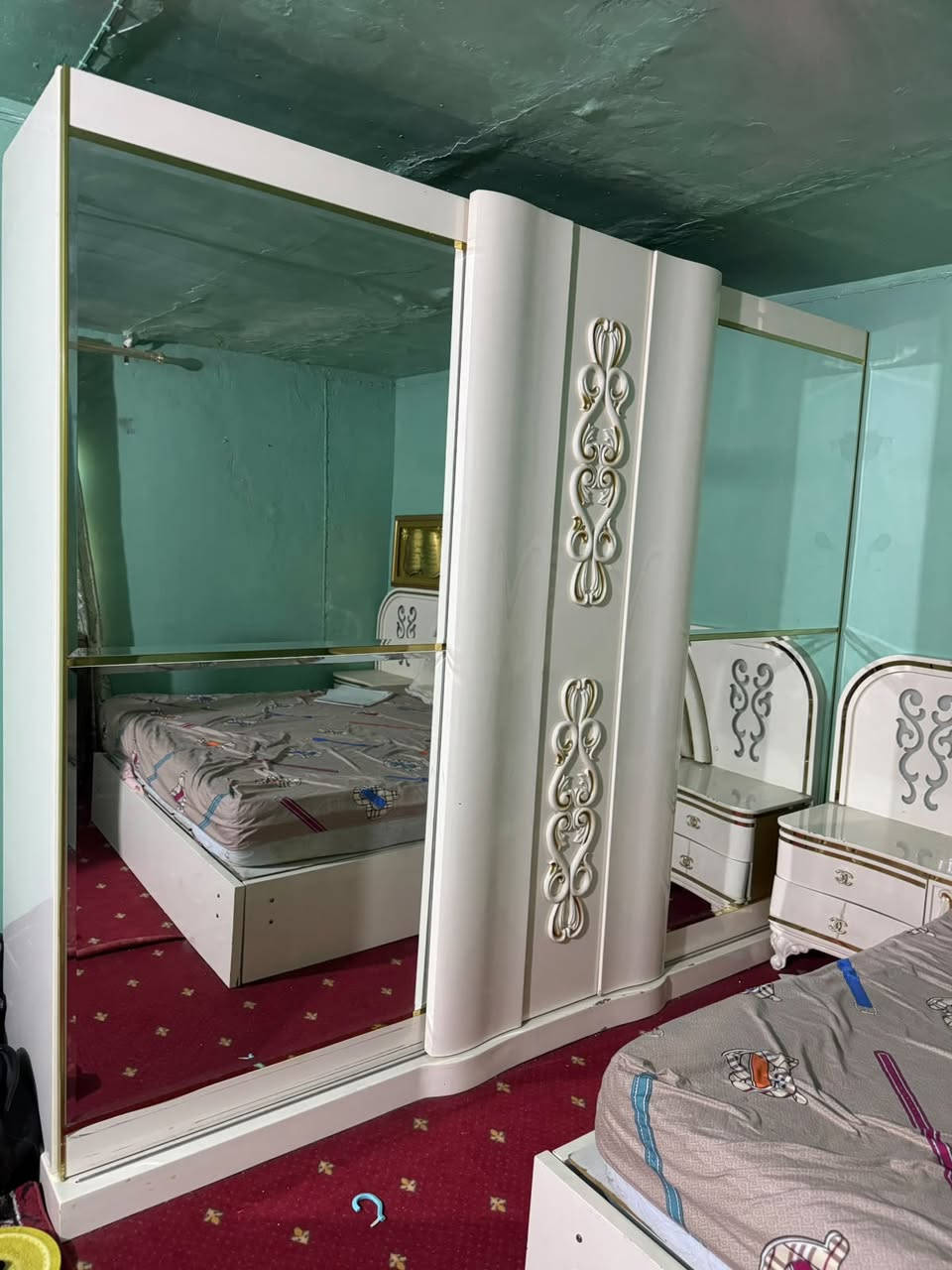 بيع مستعجل غرفة نوم تركية خشب ثقيل جدا مطعم ذهبي بحالة نظيفة
مع انارة ليد بالسرير والكومدي الجانبي والميز تواليت
يحوي السرير على مساحة تخزين مع قطعتين هايدرولك لرفع وتثبيت السرير
الكنتور يحوي على كومدي عدد 2 داخلي
عدد القطع 8 قطع 
للاستعمال او البيع والشراء ربح
سعر الشراء 1800 دولار سعر البيع 600 الف وبيها مجال والصور تحجي

واتس ***********
