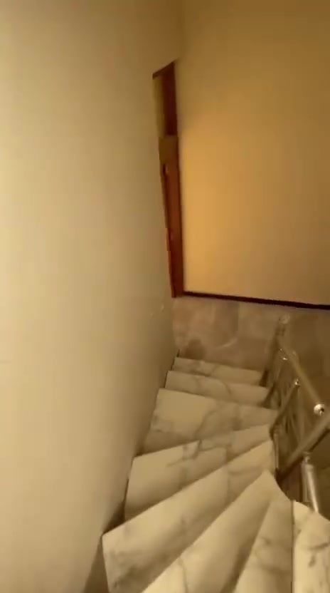 منزل في السيديه٤٠٠قرب جسر الچادریه
۵۰متر ۳طوابق الطابق الاول صاله ومطبخ یحتوي عل كاونترات وصحيات
الصابق الثاني يحتوي عل غرفين نوم وصحيات
الطابق الثالث يحتوي عل غرفه
علما هي مساجره الان بمبلغ ٨٠٠شهري
واجه٤/٥٠
للاستفسار
***********
