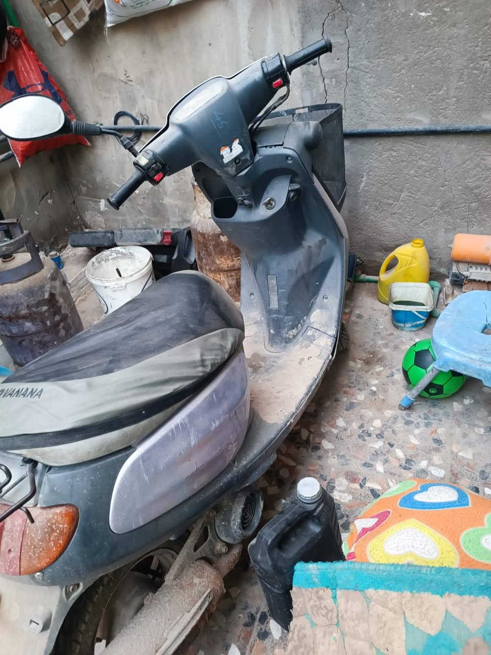 السلام عليكم عندي هاي الدراجة للبيع الدراجة شغالة ماتوكفك عندي الباتري كاعد رغم ماخذة جديد والسكليتر يعلگ مال البانزين بس عوزها غسل الدراجة 275 مجالها بسيط 

مكاني طويريج وهذا رقمي ***********
