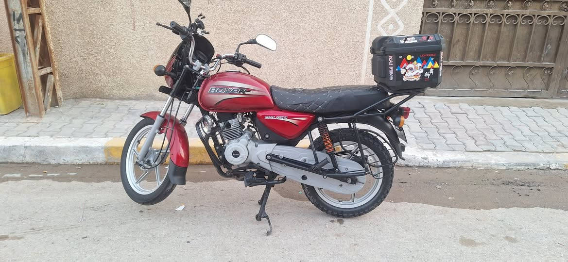 دراجة بوكسر موديل ٢٠١٨
نظافة فول جديده بلادية 
محرك ما مفتوح 
جاهزة كلشي بيها شغال 
مزودة دبل اشارة رباعي + جنطة GS 
رقم ديالى سنوية بأسمي شرط التحويل مباشر 
المكان بعقوبة التحرير رقم الموبايل *********** 
السعر ١٧٠٠ ( مليون و٧٠٠ ) بيها مجال للشراي
