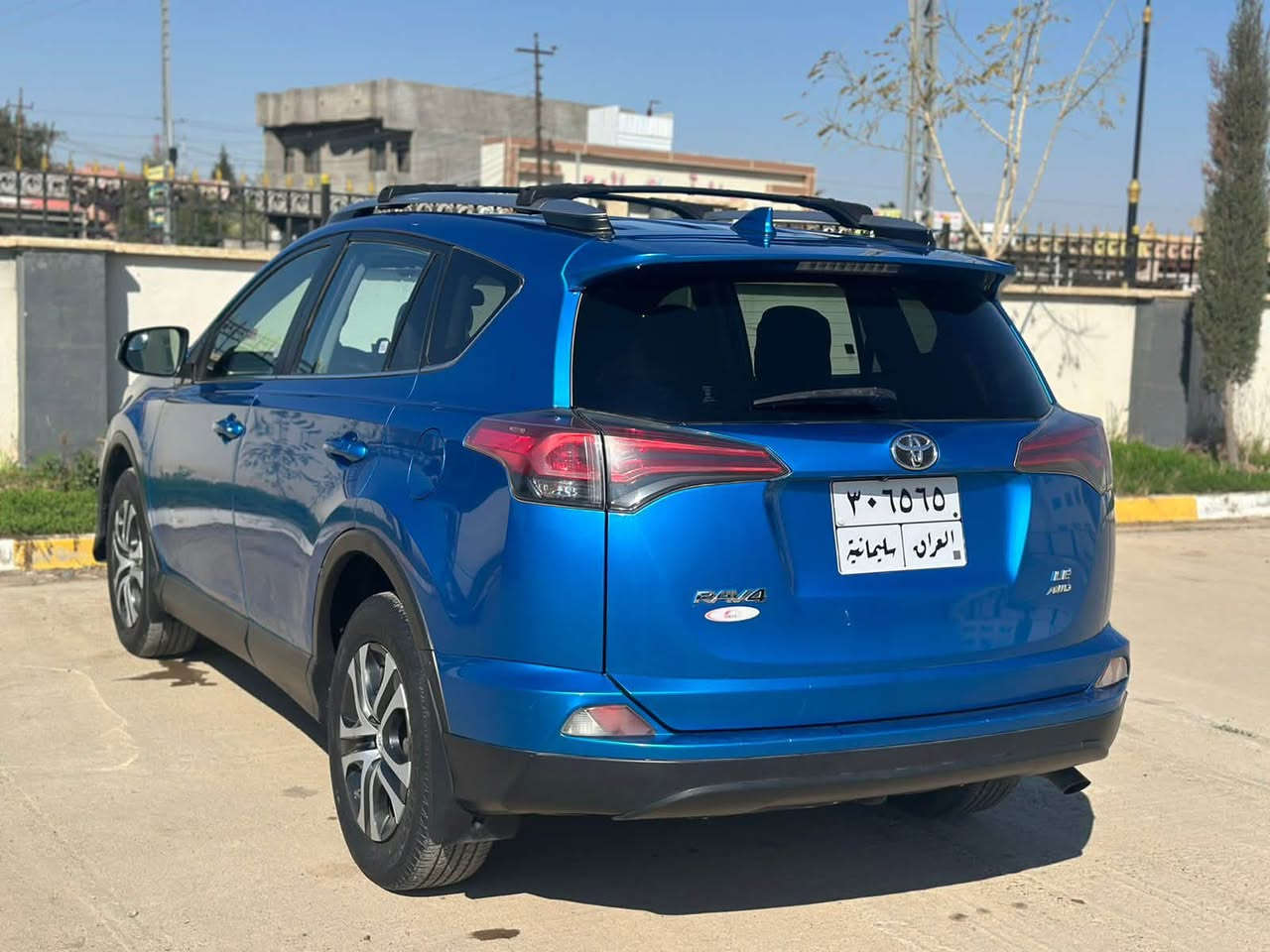 🚘 للبيع – Toyota RAV4 LE موديل 2018 – أمريكي 🇺🇸
📌 المواصفات العامة:
 • الموديل: 2018
 • الفئة: LE
 • الاستيراد: أمريكي
 • العداد: 89,600 ميل
 • رقم السيارة: سليمانية
 • السنوية: باسمي
⚙️ المواصفات الفنية:
 • محرك 2.5 لتر 4 سلندر
 • ناقل حركة أوتوماتيك 6 سرعات
 • نظام دفع أمامي (FWD)
 • نظام ECO لتوفير الوقود
 • صرفية اقتصادية ممتازة
🛡️ أنظمة الأمان:
 • وسائد هوائية متعددة
 • نظام ABS مانع انغلاق المكابح
 • نظام الثبات الإلكتروني (VSC)
 • نظام التحكم بالجر (Traction Control)
 • كاميرا خلفية
 • حساسات (سونار) خلفية
🎛️ المواصفات الداخلية:
 • شاشة معلومات وسطية
 • بلوتوث + AUX + USB
 • تحكم من المقود
 • مثبت سرعة
 • تكييف مركزي قوي
 • زجاج ومرايا كهرباء
 • قفل مركزي + ريموت
 • كراسي قماش نظيفة جداً
🔧 الحالة:
 • السيارة كلين ✔️
 • فقط ضرر خفيف برأس البونيد
 • تعديل على البارد بدون صبغ
 • لا توجد أي قطعة مبدلة
 • شاصي سليم 100%
 • الفحص متاح لأي مكان
- السعر : 158 

📞 للتواصل:
د. علاء يوسف الجعاطة
***********
