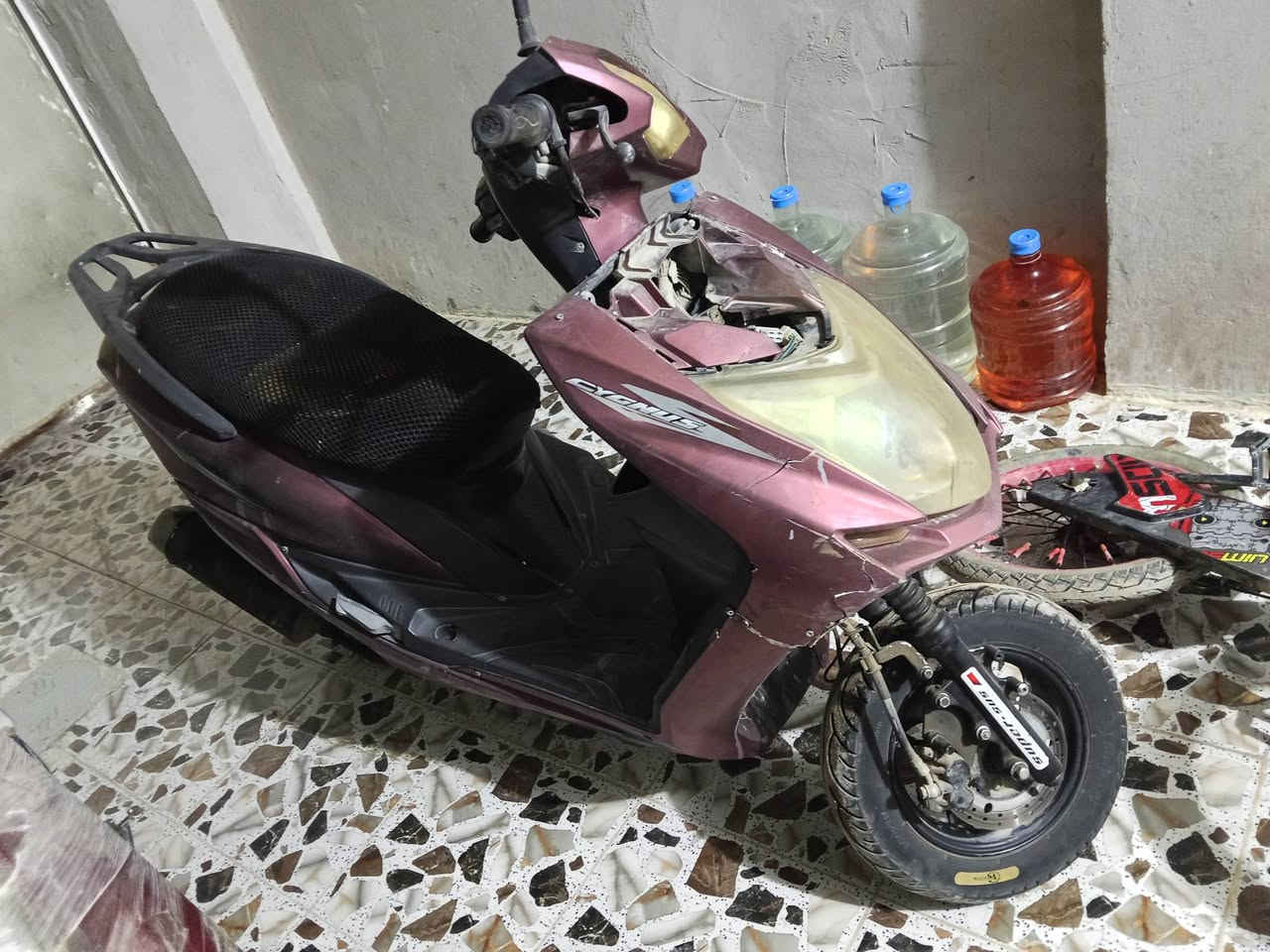 السلام وعليكم دراجه سكنس نضيفه بيها شويه نقوصات باتري وجوزه ولكفر الي واضح بل صوره دراجه  مجفته غراض اصليه الدراجه ناعمه كلش ومتروكه دراجه تعجبك السعر قفل 300. ***********
