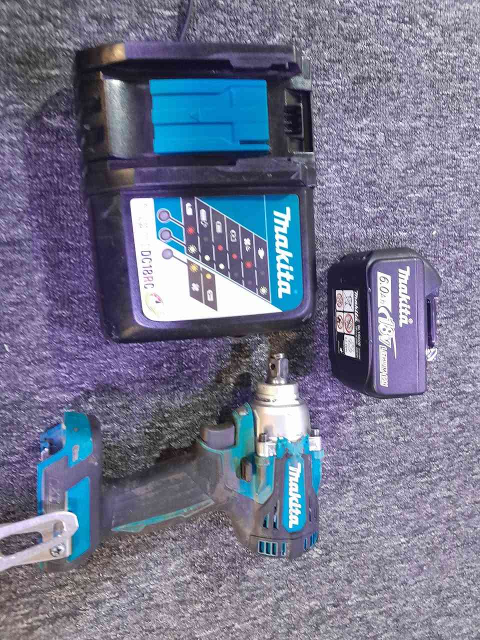 السلام عليكم دريل لقمهDTW300 ماركة ماكتا الأصلي مو التقليد اصلي كامل مع كافة ملحقاته بطاريه وحده واذا تريد بطاريتين يختلف السعر للاستفسار اكثر *********** السعر مع بطاريه وحده 250الف قفل
