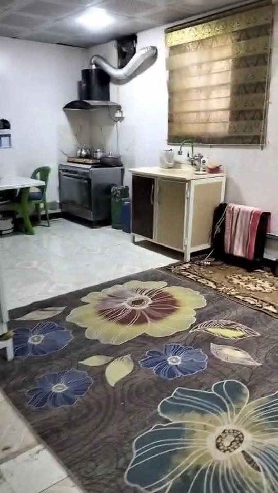 بيت ركن للبيع في 5 ميل(مقابل شارع البيضان) طابقين مساحه 106متر كونكريت مسلح الطابق الاول يحتوي غرفتين وهول وديوانيه ومطبخ ومشتملات والطابق الثاني يحتوي غرفتين وهول اثنين 
واتس ***********
