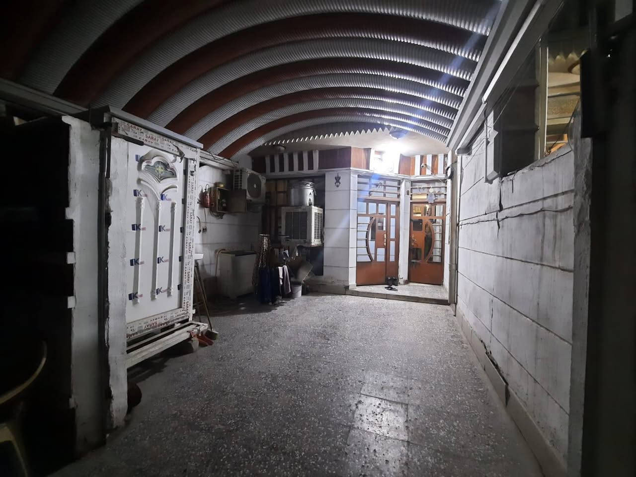 بيت مساحة 100متر. طابو صرف واجهه 5. نزال 20 . الشعب قرب سوق 4000 موقع مميز لٱ يوجد جيران امام البيت. امام البيت  مدرسة  ..... مدخلين
يتكون م̷ـــِْن كراج جبير.واستقبال وحولي وصحيات بره وجوه ومنور وغرفة اخيرة وفوگ غرفتين م̷ـــِْن ضمنهن غرفة سويت. وسطحين ومخزن ‏  للاستفسار الاتصال او المراسلة ع الواتساب ‪ ***********‬‏
