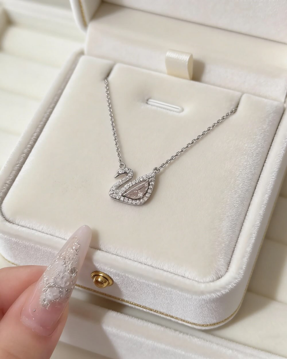 .

قلادة البجعة
Swan Necklace 🦢✨

كوالتي جيد✨
نسـائي غالباً 🙎🏼‍♀️
مقاومة لقطرات الماء💯

السعر:4,750 ألـف🔥
____
__

متـاجرنا 👇
@stray_store1
@stray_accessorie
@stray_vintages
@stray_suits
@mars_librar.y 
@stray_stationary11 
 __.

__

توصيـل  الناصريه مركز الفين ديـنار ❇️

اقضيه ونواحي 3 الاف

المحافظات 5 الاف دينارر

💢عن طلب لايقل عن ال 12 الف دينار 
_
⛔ اذا كان اكو غلـط بالطلبيه او غير مشابـه للصوره يمكن استبداله

التوصيل في يـوم واحد فقط⚡🔥
_
#انمي #هاري_بوتر #ترند #كوول #مودل هودي ملابس ستراي_ستور


**إذا كنت صاحب هذا الإعلان وتريد حذفه لأي سبب، رجاءا أرسل رسالة إلى الدعم الفني**