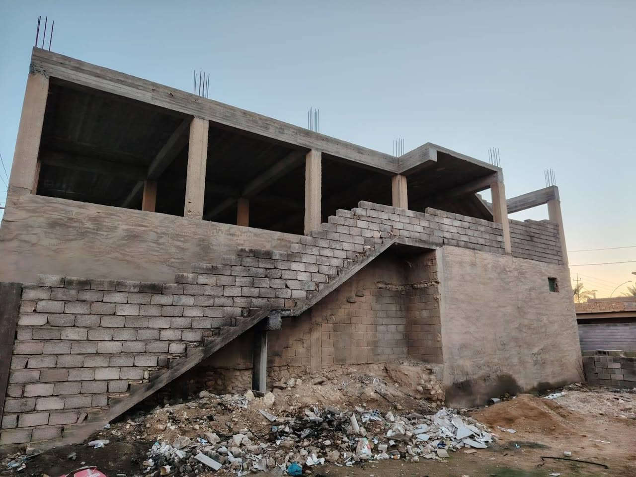 عمارة للبيع طابو صرف ركن على الشارع العام بحي العسكري
قرب دائرة شبكات حديثة 
المساحة 277متر
الطابق الأول 
5 محلات 
الطابق الثاني 
3شقق 
كما موضحه في الصور ادناه
السعر/ 155 مليون قابل لتفاوض 
عنوان المكتب 
الانبار/حديثة/حي العسكري/مقابل أسواق علي نصيف 
للاستفسار الاتصال على الرقم 
***********
