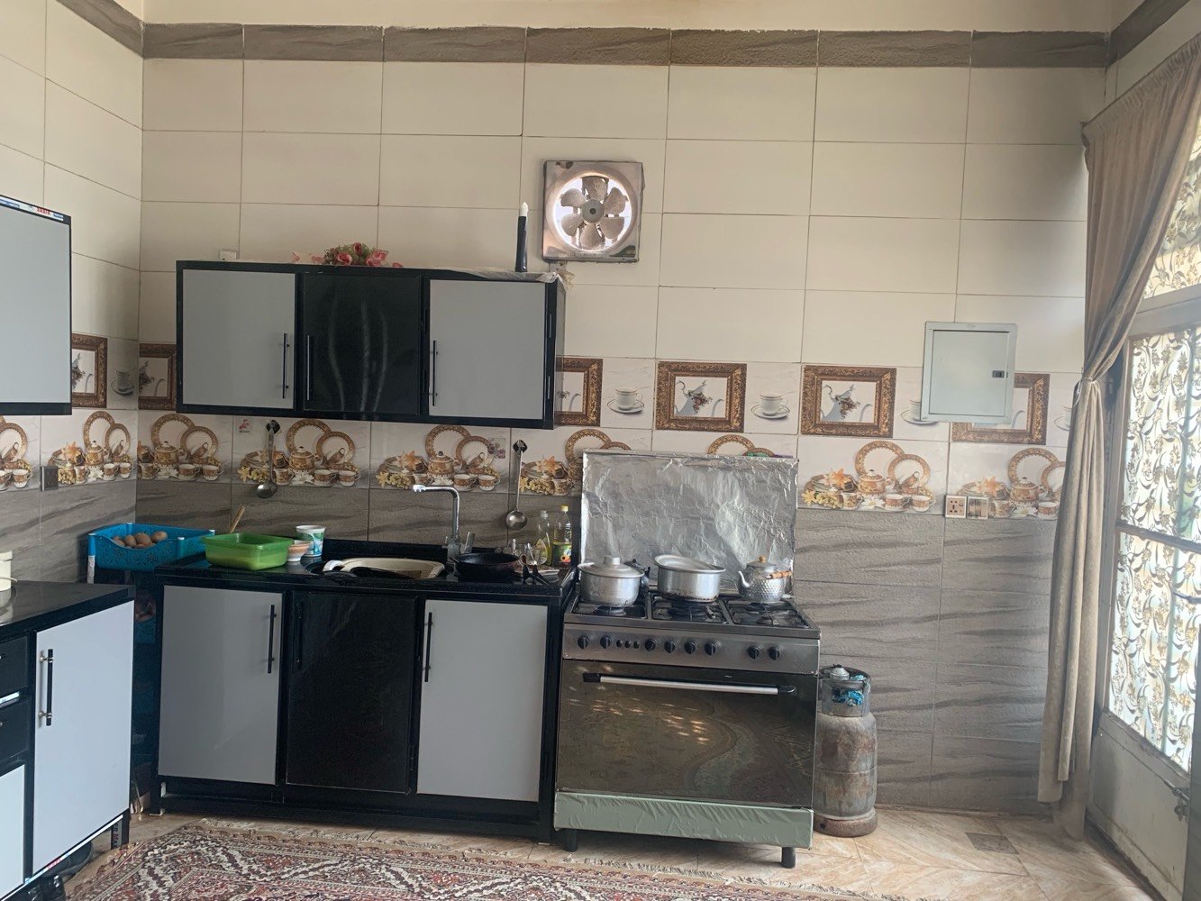🏡 للبيع دار سكنية مميزة – كربلاء / الحر الصغير

فرصة مميزة لامتلاك دار جاهزة للسكن في موقع هادئ ومتكامل الخدمات، قريب جدًا من جامع المهدي.

📍 الموقع: كربلاء – الحر الصغير (ركن)

📐 المساحة: 240 م²
📏 الواجهة: 10 م
📏 النزلة: 20 م

🏠 مواصفات الدار:
✅ طابق واحد.
✅ غرفتا نوم.
✅ إحدى غرف النوم تحتوي على سويت (حمام خاص).
✅ صالة كبيرة.
✅ استقبال واسع.
✅ حمامان داخليان.
✅ حمام خارجي في الطرمة.
✅ مطبخ.
✅ حديقة أمامية.
✅ بناء حديث بعمر 4 سنوات فقط.

🌟 مميزات الموقع:
✔️ دار ركن يمنح خصوصية ومساحة أفضل.
✔️ منطقة هادئة وشعبية راقية ومكتملة الخدمات.
✔️ قريبة من المدارس، الأسواق، والجوامع وجميع الاحتياجات اليومية.
✔️ المنطقة مخدومة بشبكة المجاري والكيبل الضوئي (الألياف الضوئية للإنترنت).
✔️ جاهزة للسكن مباشرة، ولا تحتاج إلى أعمال ترميم.

📞 للاستفسار والمعاينة:
📱 ***********
📱 ***********

✨ دار يجمع بين الموقع المميز، وحداثة البناء، والتصميم العملي. المعاينة خير برهان، والبيع للمشتري الجاد.