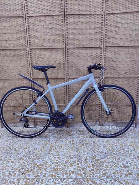 السلام عليكم 

دراجه ماركة #Bianchi بيانكا العالميه ماركه عالميه غنيه عن التعريف صنع ايطالي اصلي🇮🇹 البيانكا معروف فخر الصناعه الايطاليه🇮🇹 

 حجم 28 (C700)  ....فوول ألمنيوم خفيف جدا وسلس

لون مميز جدآ لون سمنتي سموك مطعم بأبيض  لامع ميتاليك

سستم شيمانو كامل سيت آلتوس #SHIMANO_ALTUS 

بدالات السرعه 8X3 سحب دفع #شاشه حديث سرعة جدا عالية 

بريكات سستم تيكترو Tektro سلس جدا حتى الفحمات مختومة

ستيرن رياضي نفخ مختوم بيانكا ...قبضات ربل طبي اصلي 

وياله زووم طبقتين ماركة مصممه لتحمل الاوزان الثقيله الطسات

 تايرات كتان اصليه ماركة ميشلين #VITTORIA_ZAFFIRO

سرج طبي اصلي مختوم بيانكا ...كمبليونات وياله وسرج سلايت

🔴الدراجه قطعه مال حاويه غير مستخدمه داخل العراق 
    ختم واحد ليبل واحد حتى السرج مختوم بيانكا 
     ما بيها اي نقص كامله وجاهزه 

المكان موصل الجانب الايسر ....السعر 225  الف (ثابت _ نهايتة) 

يوجد توصيل بغداد 

رقمي ***********
