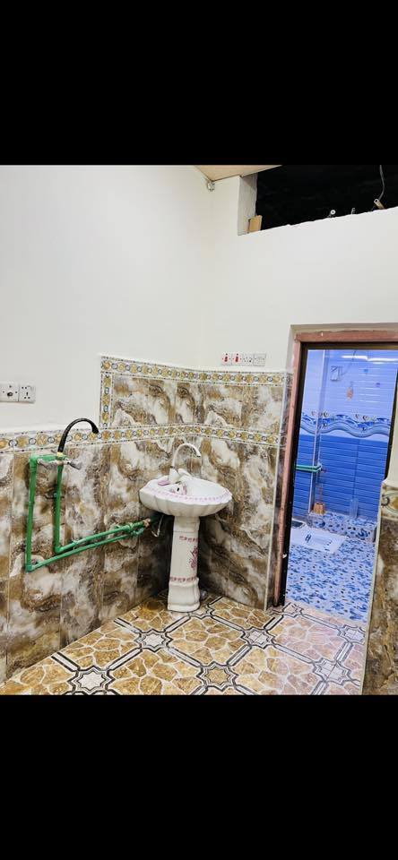 مشتمل ارضي للأيجار في منطقة شارع المقاولين قوب الجزائر في مركز البصره سكني وتجاري يحتوي على صالة كبيرة وغرفة نوم كبيرة ومطبخ وصحيات وطارمه صغيرة ومنور جاه من جميع النواحي ما كهرباء كيزر سعر الإيجار 500 الاستفسار ***********
