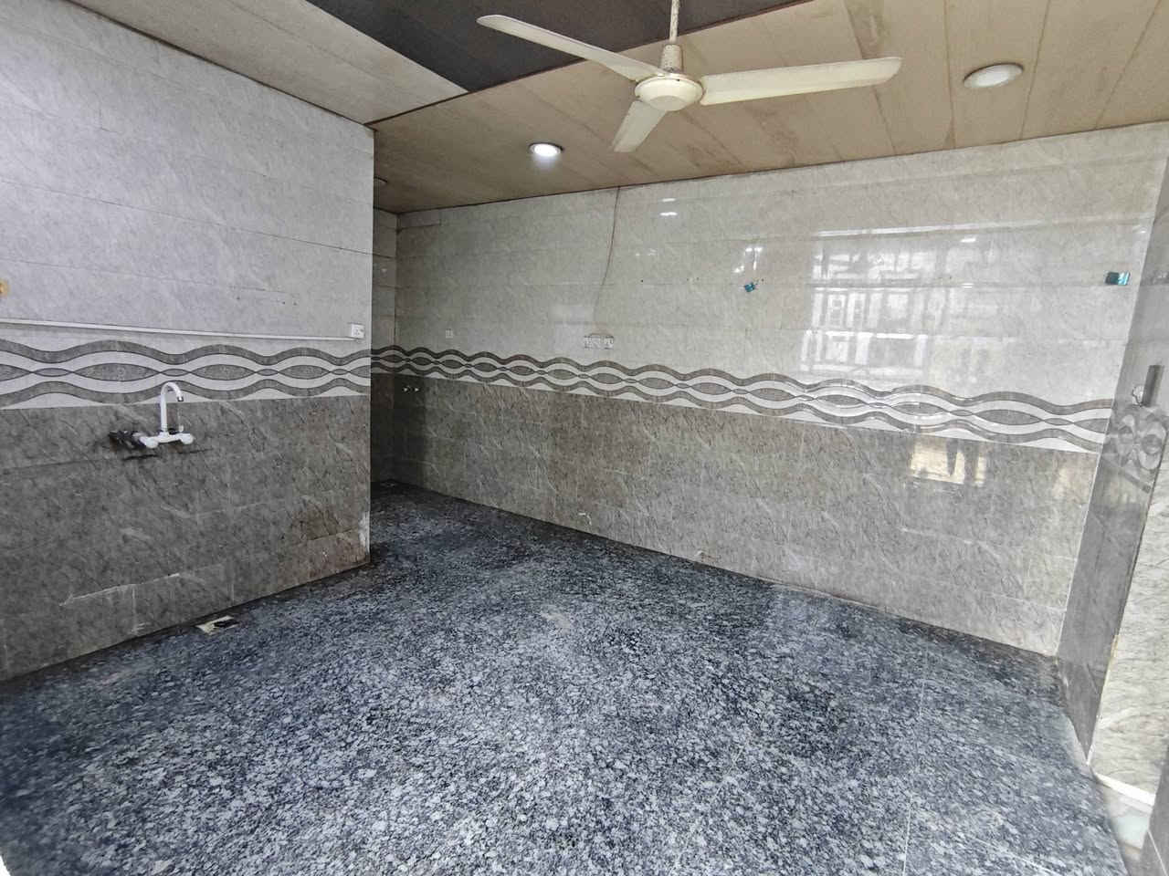 ✨دار للإيجار✨
📢 العنوان نادر الثانية خلف الشارع العام حلة - ديوانية قرب سيد كامل للألبان 
⚫ يحتوي على ؛ ثلاث غرف نوم ، كليدور ، استقبال ، ومجمع صحيات داخلية وخارجية ،وحديقة
🟢 المنطقة راقية من كل الخدمات مجاري وتبليط وانترنيت ضوئي وأمام الدار منتزه،(نادر معروفة بناسها واهلها وهدوئها)
سعر الإيجار: 500 الف دينار قفل 
للإستفسار الإتصال: ***********
