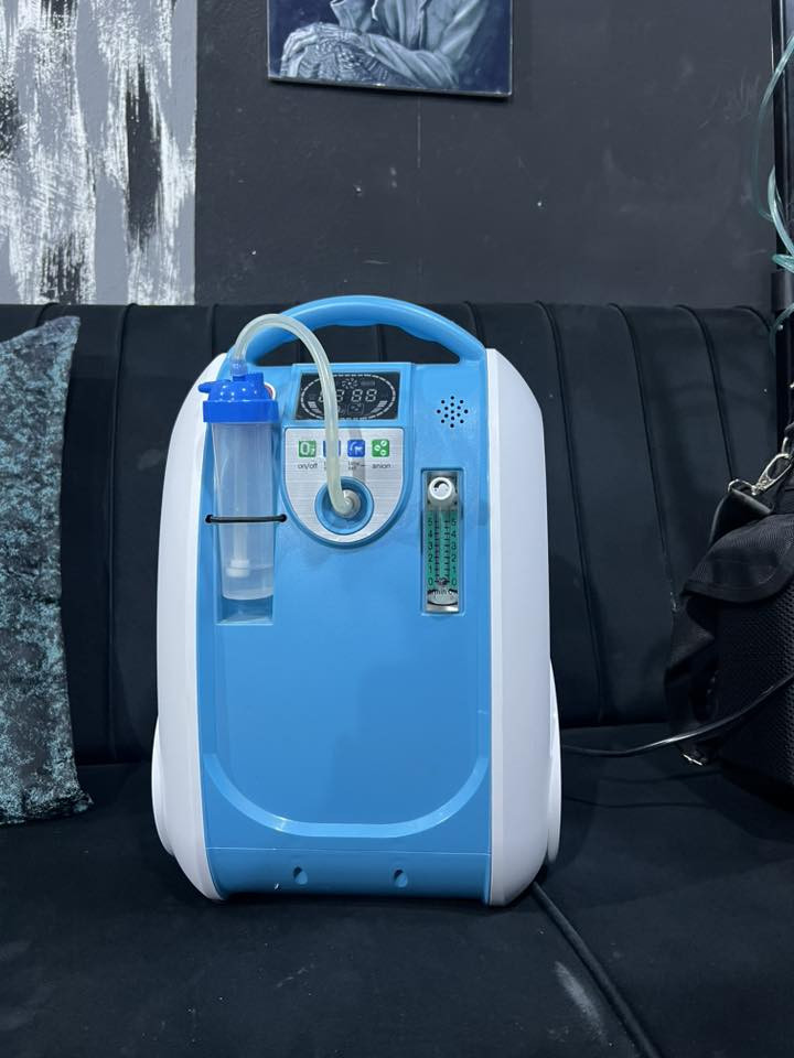 للبيع: جهاز مولد أوكسجين متنقل بملحقاته الكاملة 📦
للراغبين في اقتناء جهاز أوكسجين عملي وموثوق 5لتر، متاح الآن جهاز (توليد أوكسجين) بمواصفات ممتازة:

📦 المرفقات: (جهاز الأوكسجين + حقيبة التنقل + الشاحن الأصلي + وصلة ولاعة السيارة).

✨ الاستخدام: الجهاز مفتوح فقط غير مستعمل 

🚗 ميزة إضافية: الجهاز يعمل بكفاءة عالية داخل السيارة عبر الوصلة المرفقة، مما يجعله الخيار الأول للسفر والرحلات العلاجية.

السعر: [450.000] (قابل للتفاوض البسيط للجادين).

المكان: [النجف الاشرف].

للتواصل: [***********]
