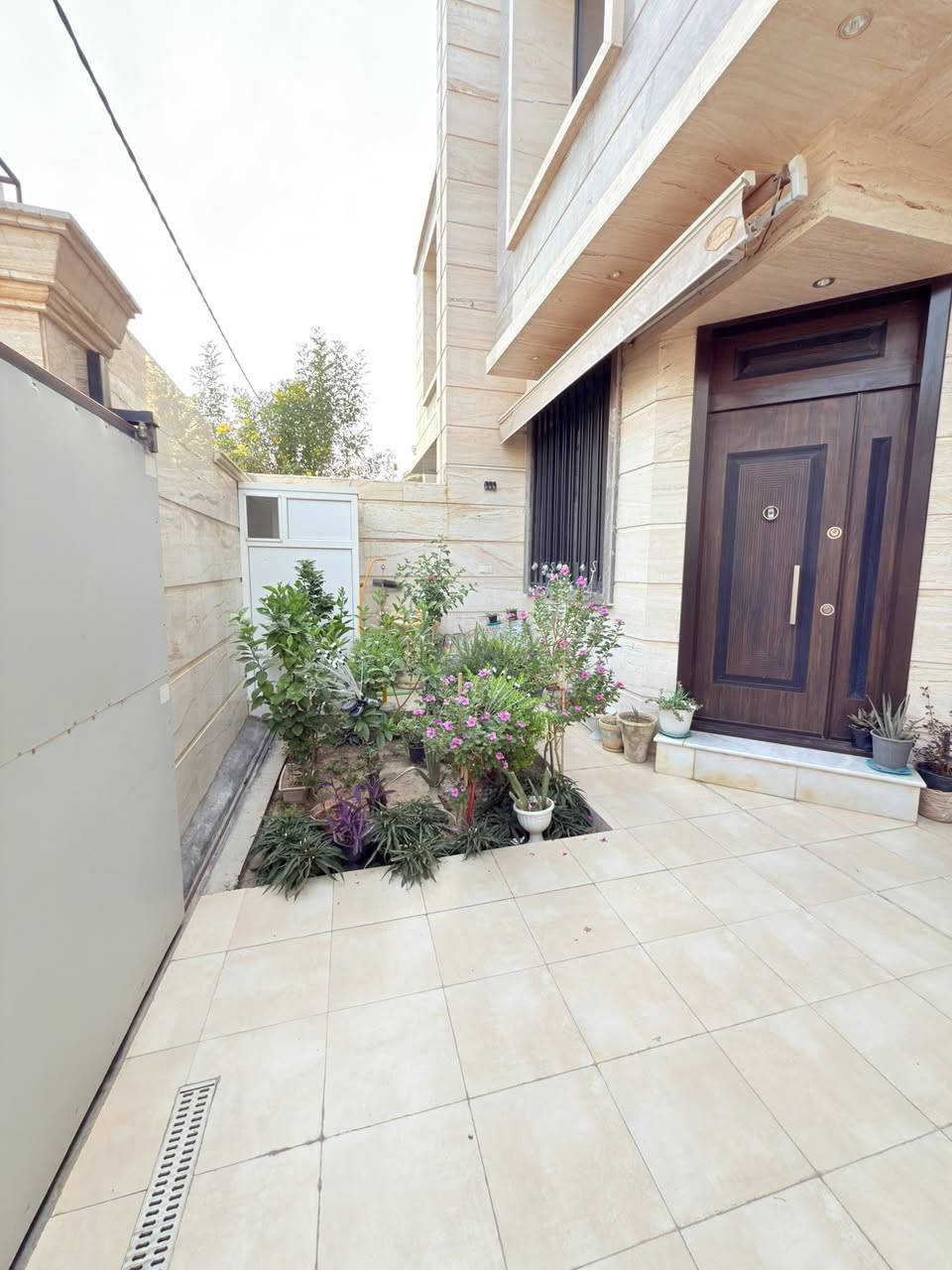 ⭕️دار للبيع في حي الكرامة كرامة المهندسين 

⭕️المساحة ٢٠٠م طابو صرف 

⭕️بناء حديث ٢٠٢٣ 

⭕️الطابق الارضي يحتوي على صالة وهول ومطبخ وغرفتين نوم ومجمع صحيات 

⭕️الطابق الثاني يحتوي على ثلاث غرف نوم ومجمع صحيات 

💰 السعر عند الاتصال أو مراسلة الصفحة

🏡 نستقبل جميع عروضكم السكنية والتجارية في كافة مناطق الحلة

📍مكتب بابل للعقار – شارع ٦٠ مقابل حلويات ريف دمشق
📞 *********** – ابو حمـد الاسدي
📞 *********** – احمد الاسدي
📞 *********** – امير الاسدي
