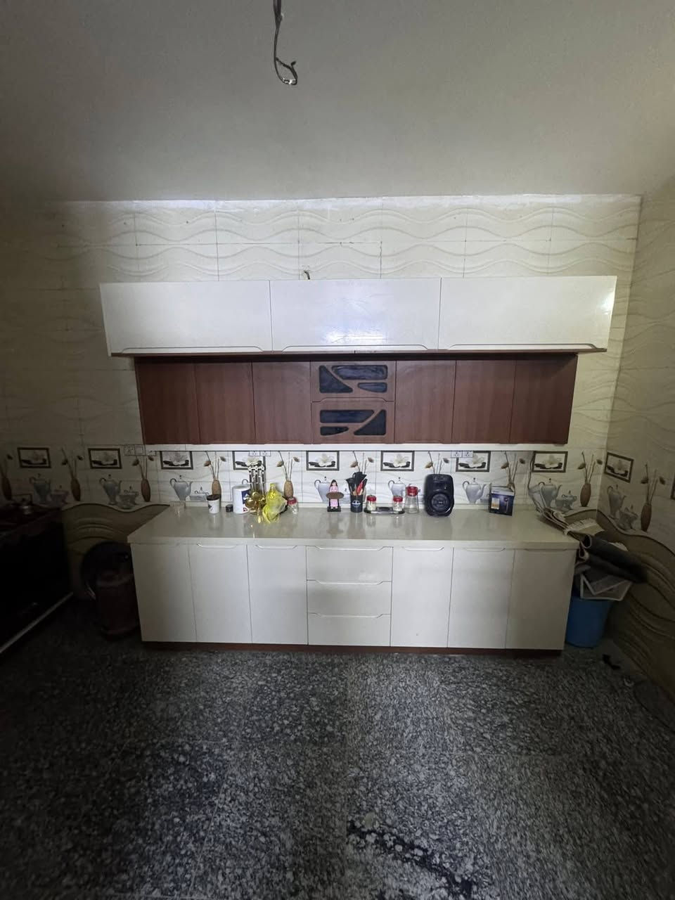 السلام عليكم بيت بحي الأمين الاولى نزله المخبز نزله مقابيل سفينه النجاه لبيع يتكون من إستقبال وصاله ومطبخ حار ومطبخ بارد طارمه صحيات حديقتين كبار عوزه بس الغرف مبني البتلو مالتهن ومدفونات يعني بس صعد الأساس كونكريت مسلح الارضيه گرانيت مساحته 312 الاستفسار الاتصال على الرقم ***********
