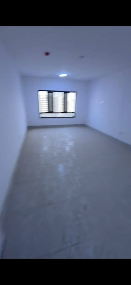 سلام عليكم 
شقة للايجار فارغة بمجمع دار السلام
مساحة 134م طابق 16 بناية D8
 تفاصيل الشقة:

▪️ صالة استقبال واسعة 
▪️ ثلاث غرف نوم 
▪️ مطبخ 
▪️ مخزن
▪️ حمام
▪️ بلكونتان بإطلالة جميلة

 مميزات المجمع:
▪️ أمن وحراسة
▪️ ماء وكهرباء 24 ساعة
▪️ ملاعب
▪️ مدارس وروضة وحضانة
▪️ أسواق وخدمات متكامل

اسة
▪️ ماء وكهرباء 24 ساعة
▪️ ملاعب
▪️ مدارس وروضة وحضانة
▪️ أسواق وخدمات متكاملة

ايجار الشقة 800 الف
للتواصل ***********
