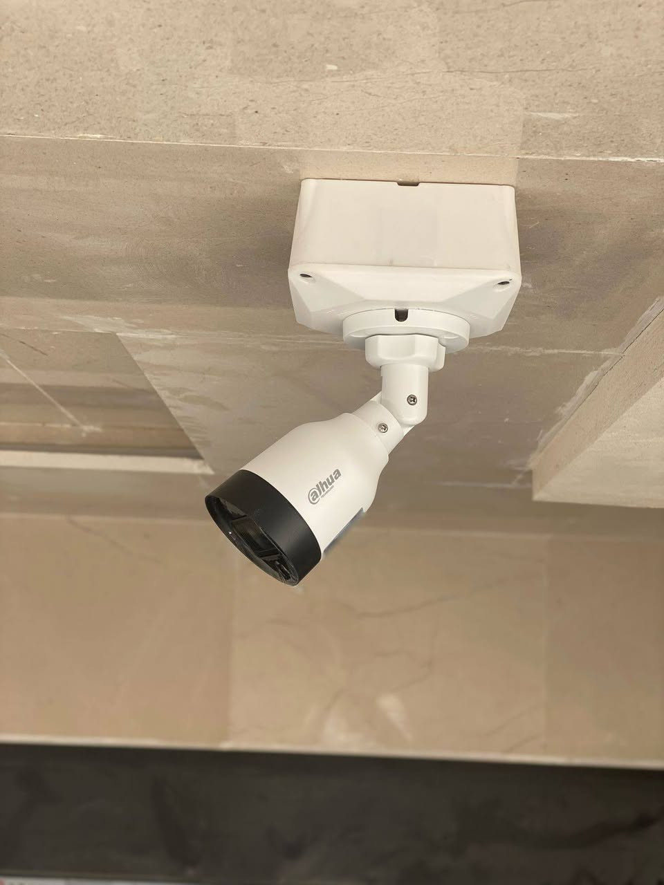 🔴 نصيحة مهمة لحماية بيتك قبل رمضان
أكثر السرقات تصير بسبب عدم وجود مراقبة حقيقية…
مو مجرد كاميرا… لازم نظام مراقبة متكامل وتقدر تتابعه من موبايلك بأي وقت.
اليوم كملنا تنصيب منظومة كاميرات تصوير ليلي ونهاري بدقة عالية جداً ✔
صاحب البيت يراقب بيته مباشرة من الهاتف.
إذا تريد تحمي بيتك أو محلك قبل رمضان
نقدم تنصيب وصيانة كاميرات المراقبة في جميع المناطق.
استفسار مجاني على الخاص أو واتساب
***********
