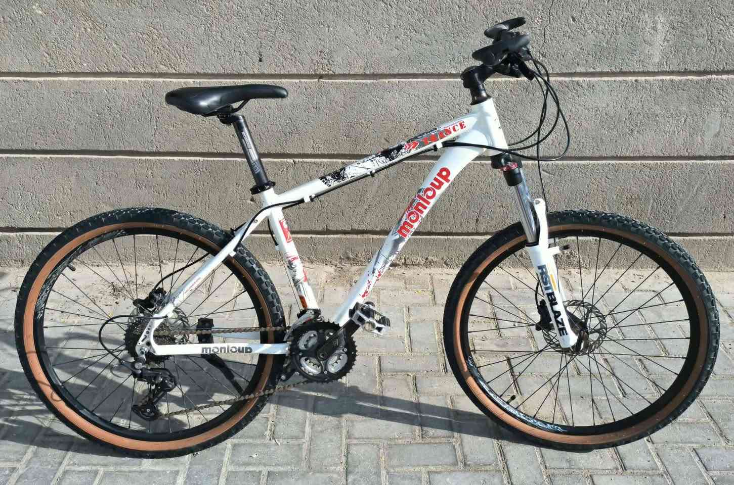 السلام عليكم 
اخوان 
بايسكل بالة اصلي للبيع ماركة monloup  
 حجم البايسكل 26 ميديم
تفاصيل
بريكات دهن 
8 سرع خلفي
3 امامي 
عكرب ديور 12 بس يشتغل طبيعي
العنوان البصرة 
السعر 299 الف بي مجال للطيبين
تواصل خاص


**إذا كنت صاحب هذا الإعلان وتريد حذفه لأي سبب، رجاءا أرسل رسالة إلى الدعم الفني**