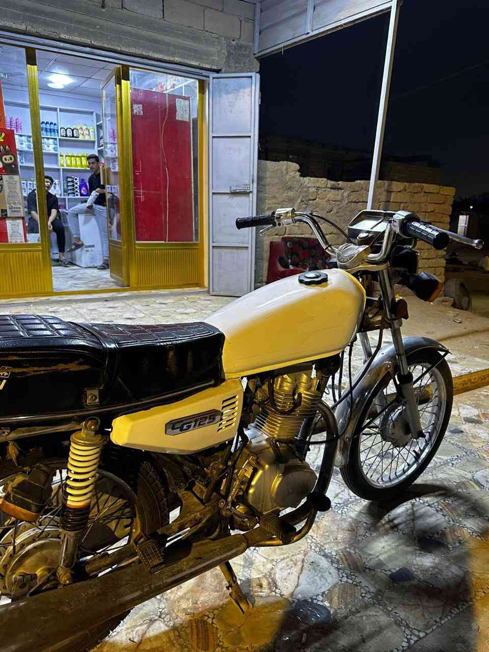 السلام عليكم دراجة ايراني شلامة اصلي مديل ٢٠٢٢.  (اوراق )بعدني ما مطلع رقم ولا سنوية دراجة حلوة ورزنة بل مشي دراجة مال جني تخبل وياها كلجات جدد بعدني ما شادهن وضفيرة جديدة بعدني ما شادها وغراضها القديمات تانكي هم وياها سعرها ٨٠٠ بيها مجال شي قليل. *********** مكاني ابي خصيب
