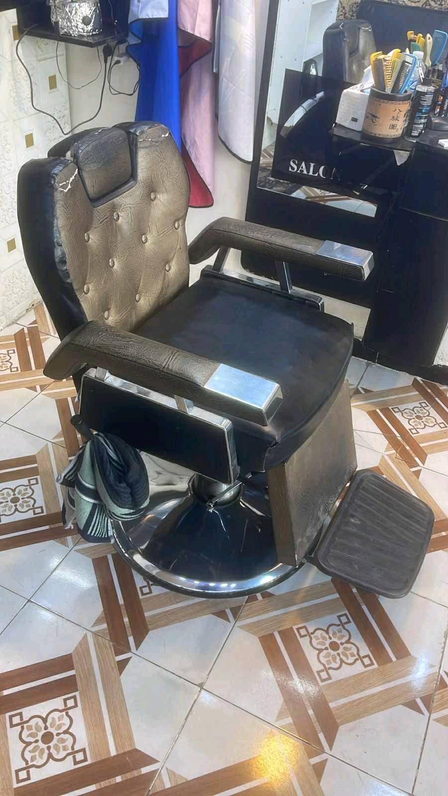 صالون حلاقة للبيع مع جميع الكراسي والمرايا الموجودة حالياً. الكراسي تصميم كلاسيكي مريح ومناسب لجميع أنواع القصات. المحل جاهز للاستعمال الفوري مع وجود جميع مستلزمات الحلاقة كالمرايا والإضاءة والاكسسوارات الضرورية.