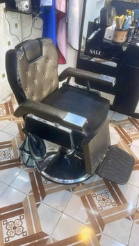 صالون حلاقة للبيع مع جميع الكراسي والمرايا الموجودة حالياً. الكراسي تص...