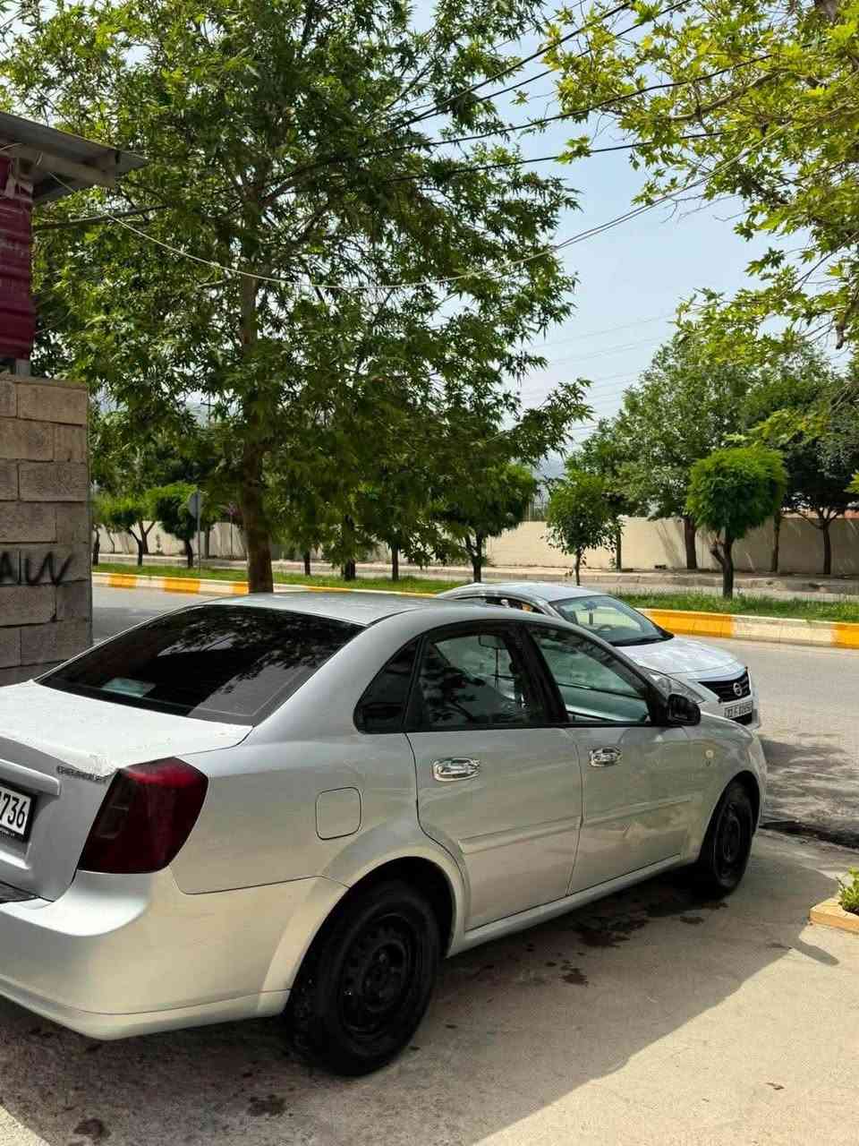2009
نیو چەملەخ لای سەکنی بن دەرکەی بەنزینی سبوغە
وردە تەزرە بەس لە سەقفی هەیە
مەسرەفی تێدا نیە
سەنەوی تا ٢٠٢٩ لەسەر ناوی منە

***********
