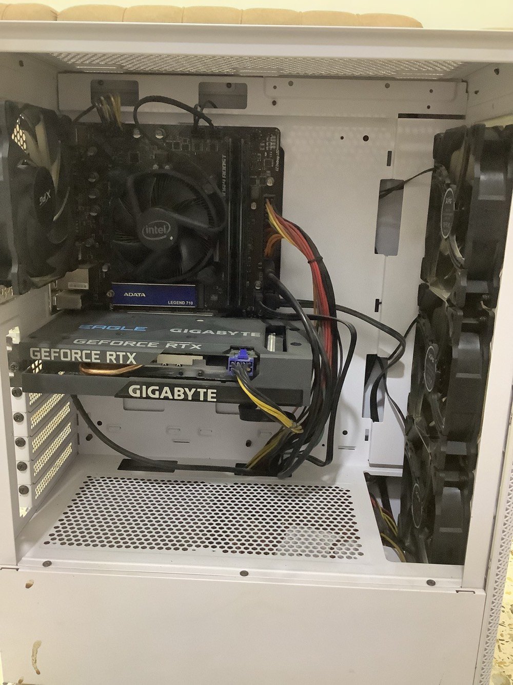 للبيع تجميعة ألعاب (Full Gaming Setup) بحالة ممتازة ونظيفة جداً:
 المعالج (CPU): Intel Core i5-9400F
 كرت الشاشة (GPU): NVIDIA GeForce RTX 3050 (8 GB)
 الذاكرة (RAM): 16.0 GB
 نظام التشغيل: Windows 11 Pro
 الكيس (Case): Redragon بتصميم عصري (White Edition) مع فلاتر غبار نظيفة وترتيب احترافي للكابلات.
محتويات الحزمة:
 كيس الحاسبة (بمواصفات أعلاه).
 شاشة HP.
 كيبورد جيمنج.
 ماوس.
 سماعات خارجية.
ملاحظات:
 الجهاز نظيف جداً من الداخل والخارج، ووضعيته ممتازة.
 التجميعة جاهزة للعمل مباشرة (Plug & Play)
مع يو بي إس أربع ببطاريات السعر825بي مجال الرقم***********عل الواتساب