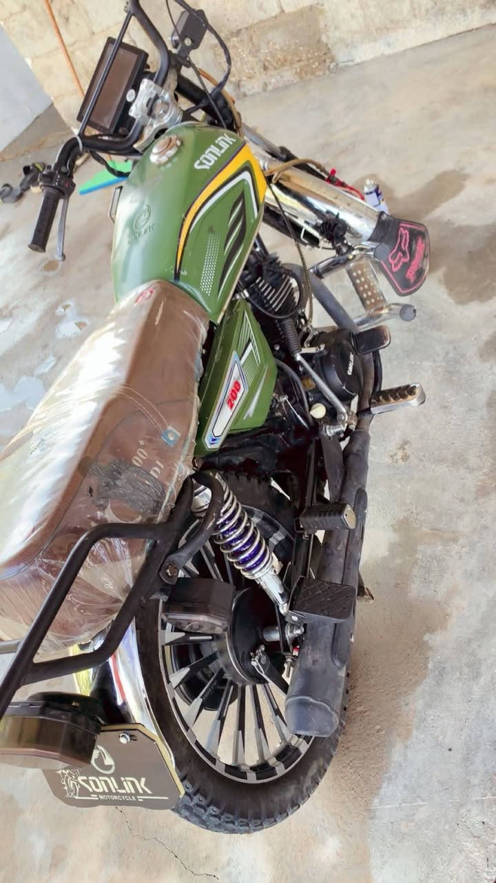 سلام عليكم موطور سولنك للبيع محرك 200cc موديل 2025 موجودة اوراقه نقص بس صفاحيه مال الباتري رقم ***********
