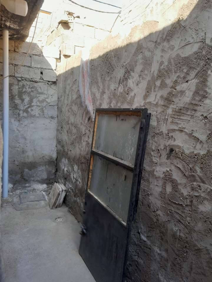 بيت مساحتة 100 متر حواسم في منطقة حي البساتين يتكون من مطبخ إستقبال حمام كراج غرفة واحدة ترك للبيع سعرة 42 وبي مجال هذا رقمي ***********
