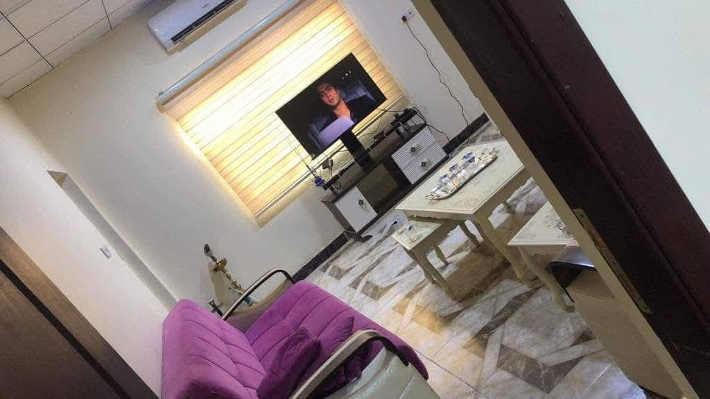 ✨ مو مجرد بيت... استثمار يضمنلك الراحة والقيمة بنفس الوقت!
إذا تبحث عن وحدة سكنية جاهزة للسكن، بموقع مميز ومساحات واسعة وحدائق تضيف قيمة حقيقية للعقار، فهذه الفرصة تستحق اهتمامك.

🏡 فرصة استثمارية استثنائية – وحدة سكنية ركن طابو للبيع 🏡

هل تبحث عن بيت يجمع بين الفخامة، الراحة، والاستثمار المضمون؟
هذه الوحدة السكنية تمنحك كل ما تحتاجه وأكثر.

📍 الموقع:
مجمع مدينة الرضا السكني – خلف جامعة ذي قار، قبل المجمع اللبناني ومجمع المحافظة.

✅ طابو صرف باسم المشتري مباشرة
✅ غير مطلوب لمصرف أو مبادرة أو مستثمر
✅ مؤثثة بالكامل وجاهزة للسكن مع توفر الماء والكهرباء

📐 المواصفات:

- مساحة الأرض: 200 م²
- مساحة البناء: 146 م²
- حديقة جانبية خارجية: 190 م²
- ركن مميز مع إمكانية استغلال القطعة الجانبية كحديقة خاصة بعد تسويرها

🏠 تفاصيل البناء:

- طابق واحد
- غرفتا نوم
- صالة مريحة
- استقبال واسع
- مطبخ
- صحيات (شرقي وغربي)
- حديقة داخلية
- كراج سيارة
- حديقة جانبية وحديقة كبيرة أمام المنزل تمنح المكان خصوصية وجمالاً استثنائياً

💰 السعر:

- 135 مليون دينار مع الأثاث الكامل (والسعر قابل للتفاوض)
- 120 مليون دينار بدون الأثاث

🌟 فرصة مثالية للسكن العائلي أو للاستثمار في موقع واعد يجمع بين الهدوء وقربه من أهم المرافق والخدمات.

📞 للاستفسار والحجز تواصل الآن  *********** قبل ضياع الفرصة.
الضامن للعقار ذي قار سوق الشيوخ خنيطله شارع الكراج 
أمان • ثقة • ضمان

